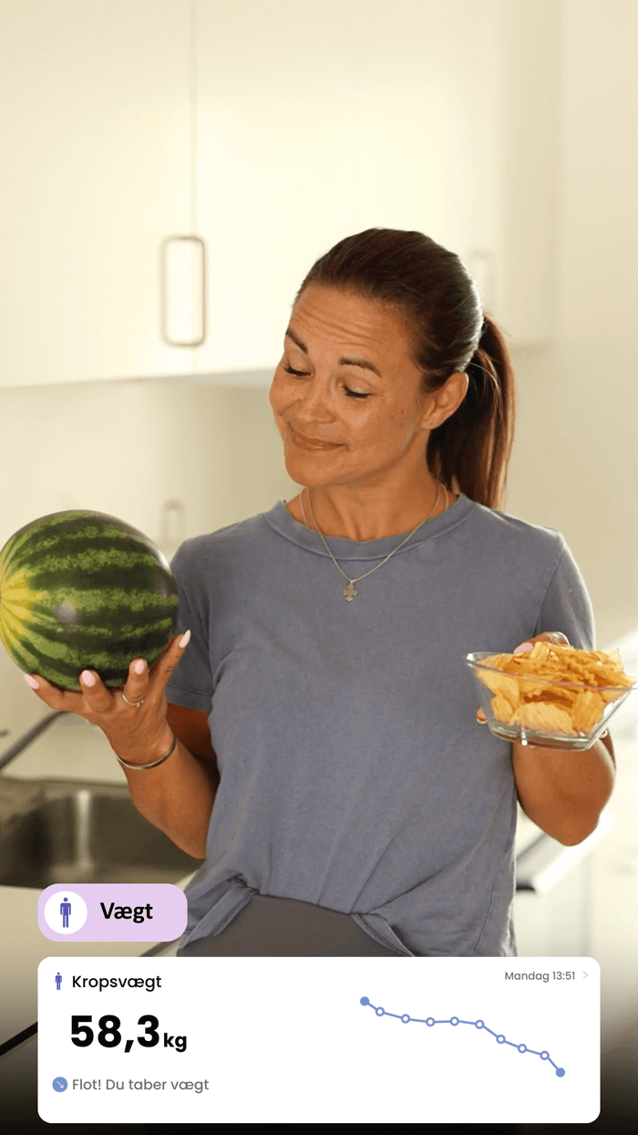 Kvinde holder en vandmelon i den ene hånd og chips i den anden, mens en grafik med en vægtkurve vises ovenpå billedet. Illustrationen symboliserer balancen mellem sunde og usunde valg samt udviklingen i hendes vægt