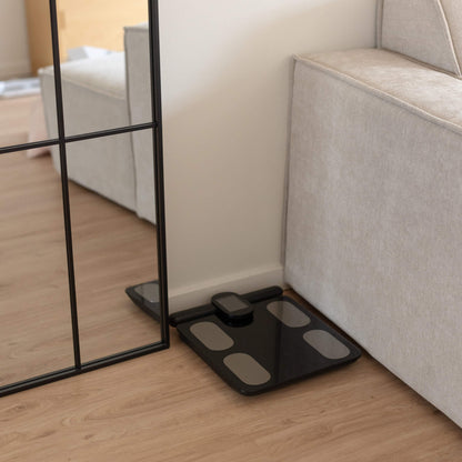 Sort Kropsscanner Pro placeret i stuen, klar til præcis måling af fedtprocent, muskelmasse og kropssammensætning. Ideel til hjemmebrug for personlig sundhed og træning.