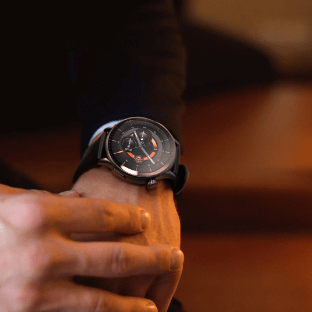 En mand der bærer det elegante smartwatch go 