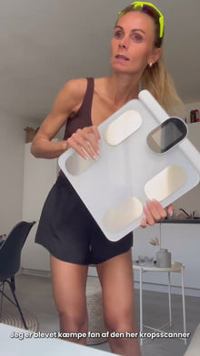 ideo af Laura, en aktiv løber, der deler sine erfaringer med Kropsscanner Pro. Hun fortæller, hvor nemt det er at måle fedtprocent, muskelmasse og kropssammensætning, og hvor glad hun er for at bruge scanneren til at følge sine løberesultater og optimere sin sundhed