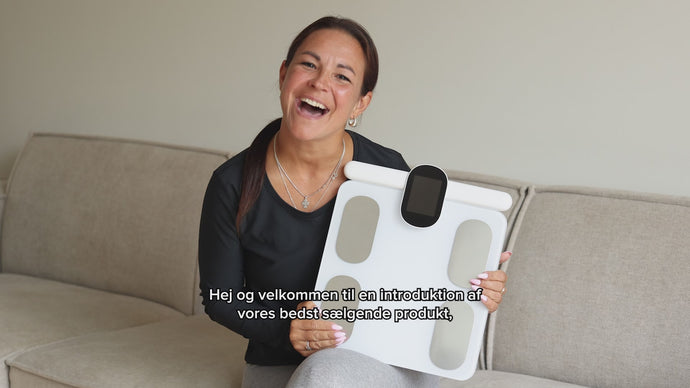 “Video af kvinde, der byder velkommen til en introduktion af Kropsscanner Pro, vores bedst sælgende produkt. Hun forklarer, hvordan scanneren måler fedtprocent, muskelmasse og kropssammensætning, og hvordan den kan bruges hjemme til sundhed og træning