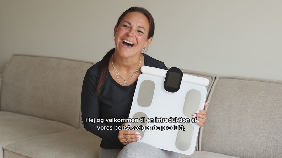 “Video af kvinde, der byder velkommen til en introduktion af Kropsscanner Pro, vores bedst sælgende produkt. Hun forklarer, hvordan scanneren måler fedtprocent, muskelmasse og kropssammensætning, og hvordan den kan bruges hjemme til sundhed og træning